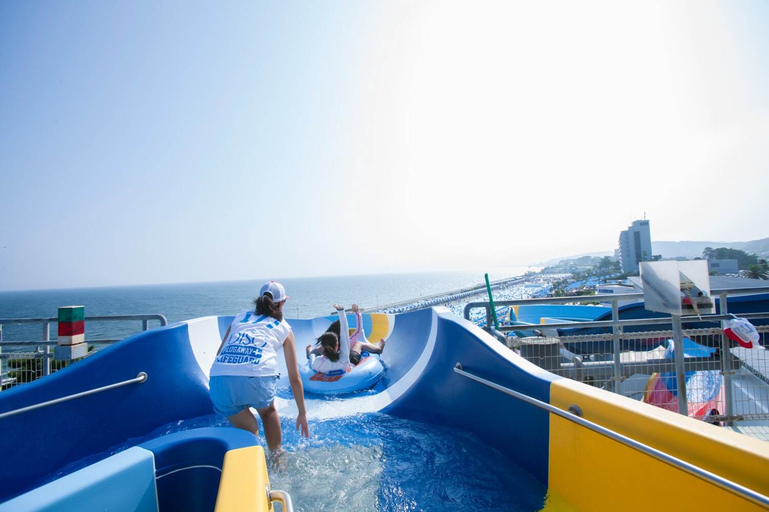 絶景ビーチ｜首都圏最大級「大磯ロングビーチ」全長140m“絶景”スライダー＆広大な波プール