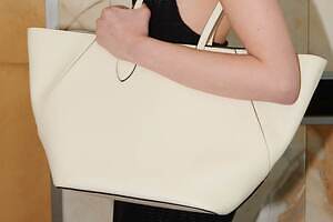 ヴァレクストラ「ヴィヴィトート」折りたたんで“フォルムチェンジ”可能なシンプルレザートート