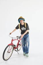 ビズビムの“高耐久ナイロン”ショルダーバッグ＆サンダル、鹿革フラップのバックパックも｜写真17