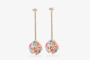 ジミー チュウ“デイジーの花束風”ジュエリー、“JCロゴ”入りパールのドロップピアスやリングなど | ジミー チュウ