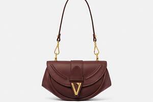 ヴェルサーチェから“V型エンブレム”輝く半円形ショルダーバッグ「ヴィルトゥス」