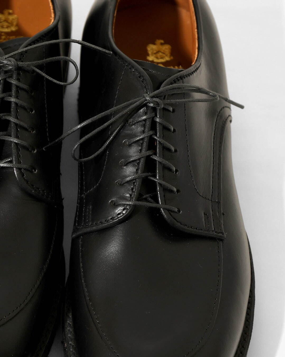 エンジニアド ガーメンツ×オールデンの革靴、スエードや“老舗タンナー”レザーのVチップ｜写真2