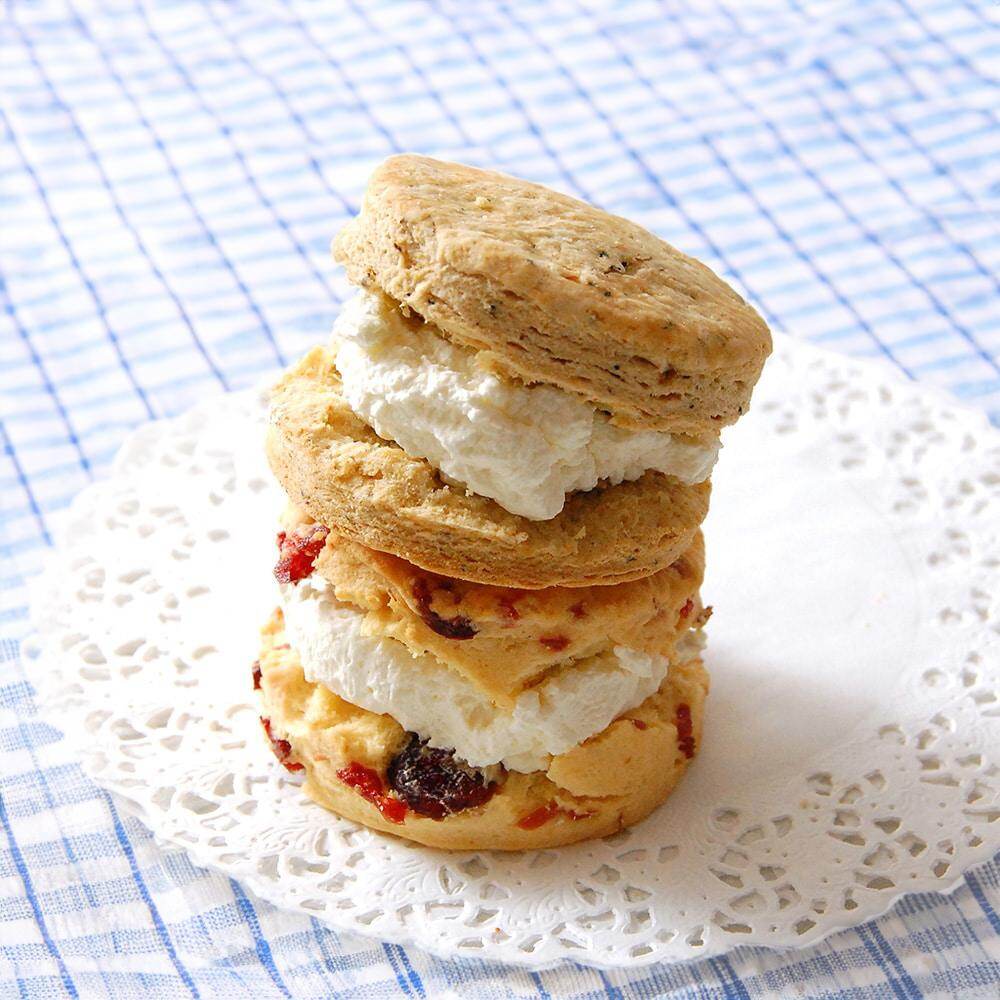 ファムファム「スコーンクリームサンド クランベリーヨーグルト・アールグレイ」1個 630円※各日60点限り※7月23日(水)～7月27日(日)