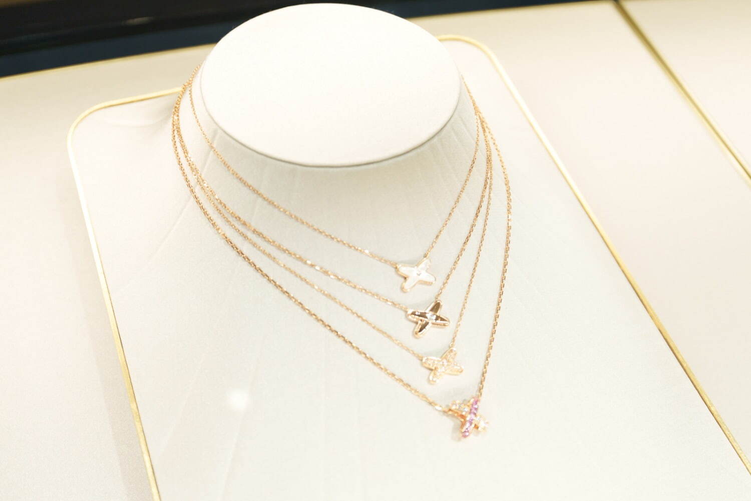 上から2番目)「ジュ ドゥ リアン ペンダント」PG,ダイヤモンド 415,800円