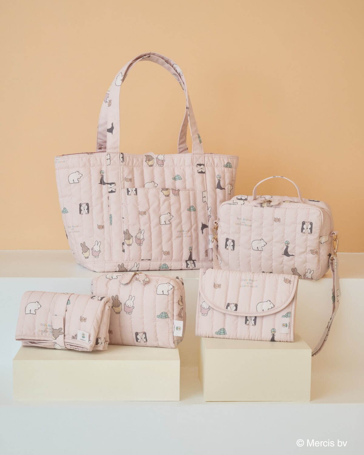 (上段)キルティング総柄ママバッグ 11,990円、キルティング総柄ショルダーバッグ 7,480円
(下段)キルティングおむつシート 4,620円、キルティング総柄ポーチ 4,950円、キルティング総柄母子手帳ケースM 5,390円