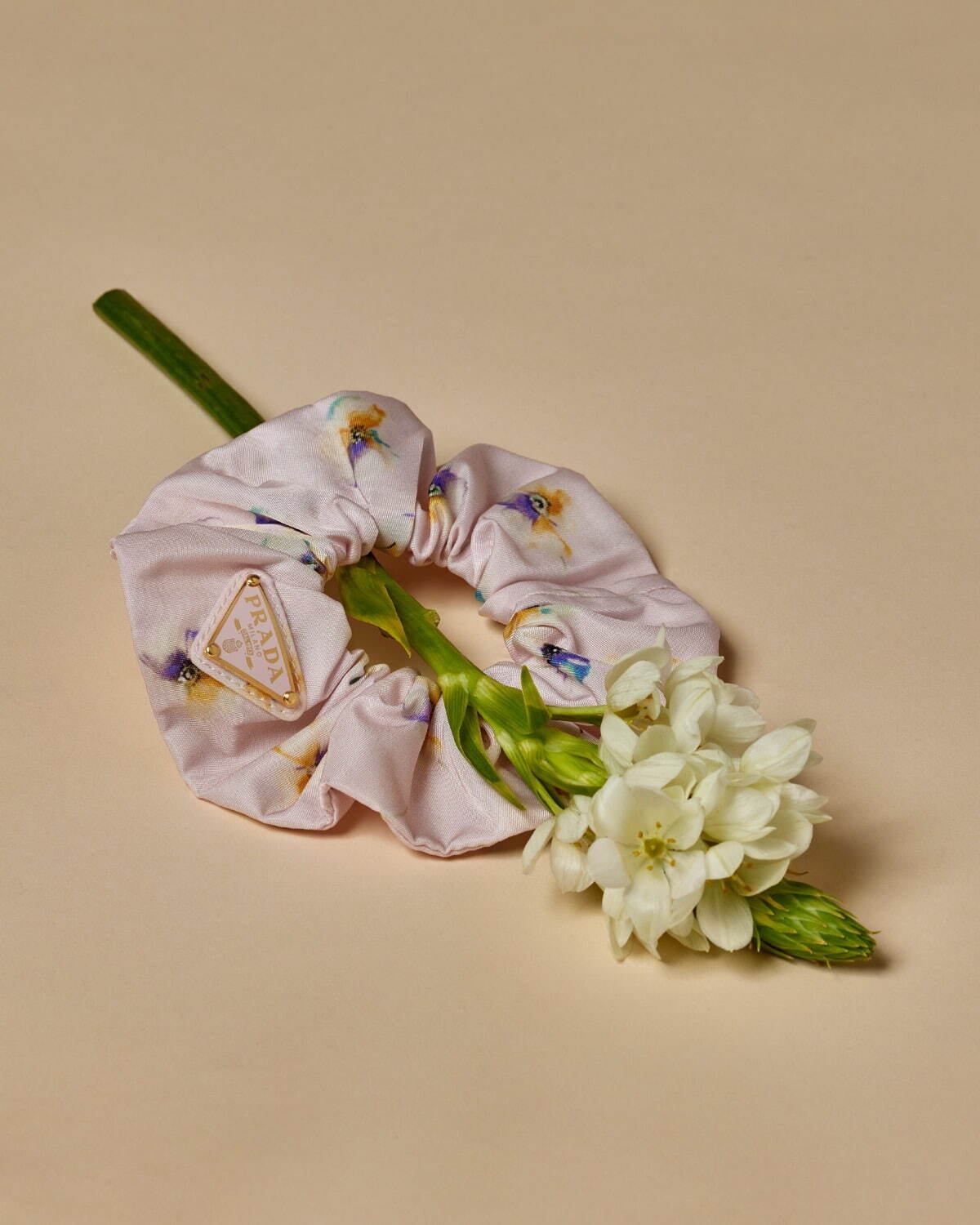 プラダ“パールブルー＆ピンク”のアクセサリー、花柄リボンのヘア