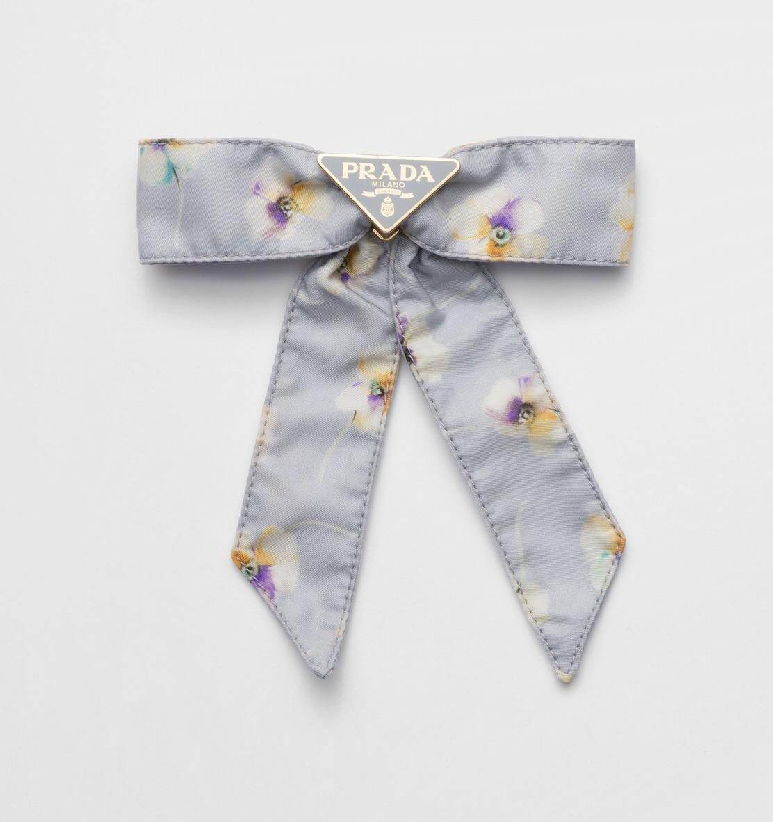 【 PRADA★プラダ 】フラワー ナイロン ロゴ ヘアーアクセサリー プラダ“パールブルー＆ピンク”のアクセサリー、花柄リボンのヘア