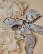 プラダ“パールブルー＆ピンク”のアクセサリー、花柄リボンのヘアクリップやベアチャーム｜写真8