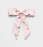 プラダ“パールブルー＆ピンク”のアクセサリー、花柄リボンのヘアクリップやベアチャーム｜写真2