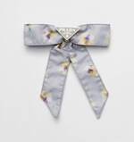 プラダ“パールブルー＆ピンク”のアクセサリー、花柄リボンのヘアクリップやベアチャーム｜写真1