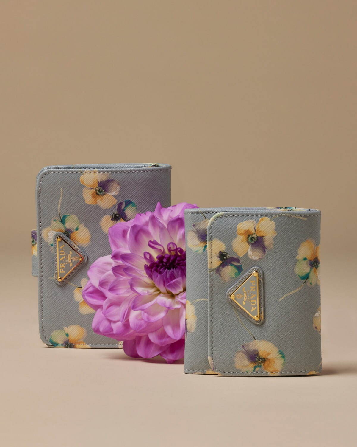 左：二つ折りウォレット 136,400円
サイズ：高さ 8.5cm×幅 12cm
右：三つ折りウォレット 108,900円
サイズ：高さ 8.5cm×幅 10cm
※いずれも予定価格
