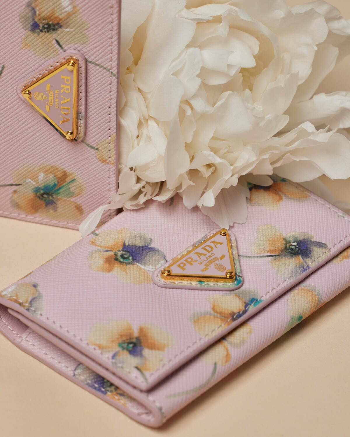 【PRADA】花柄 レザー コンパクト 財布 ウォレット プラダのウィメンズ財布、花柄レザーの三つ折りウォレットや