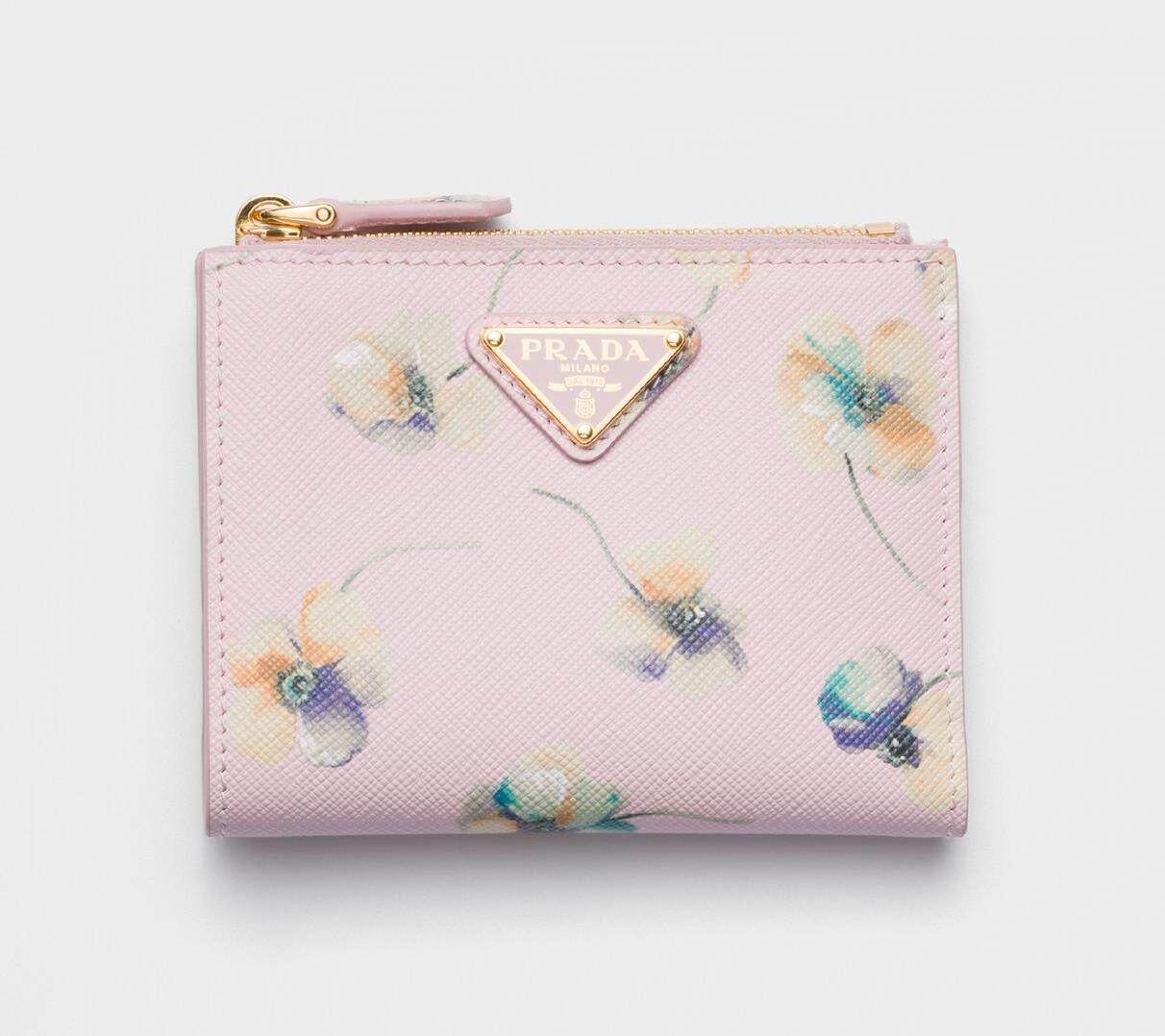 二つ折りウォレット 103,400円 ※予定価格
サイズ：高さ 8.5cm×幅 11.5cm