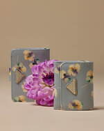 プラダのウィメンズ財布、花柄レザーの三つ折りウォレットや“くすみピンク”のミニ財布｜写真14