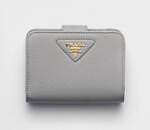 プラダのウィメンズ財布、花柄レザーの三つ折りウォレットや“くすみピンク”のミニ財布｜写真9