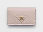 プラダのウィメンズ財布、花柄レザーの三つ折りウォレットや“くすみピンク”のミニ財布｜写真7
