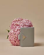 プラダのウィメンズ財布、花柄レザーの三つ折りウォレットや“くすみピンク”のミニ財布｜写真10