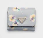 プラダのウィメンズ財布、花柄レザーの三つ折りウォレットや“くすみピンク”のミニ財布｜写真1