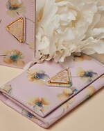 プラダのウィメンズ財布、花柄レザーの三つ折りウォレットや“くすみピンク”のミニ財布｜写真12