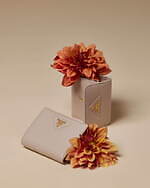 プラダのウィメンズ財布、花柄レザーの三つ折りウォレットや“くすみピンク”のミニ財布｜写真16