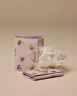 プラダのウィメンズ財布、花柄レザーの三つ折りウォレットや“くすみピンク”のミニ財布｜写真18