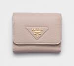 プラダのウィメンズ財布、花柄レザーの三つ折りウォレットや“くすみピンク”のミニ財布｜写真5