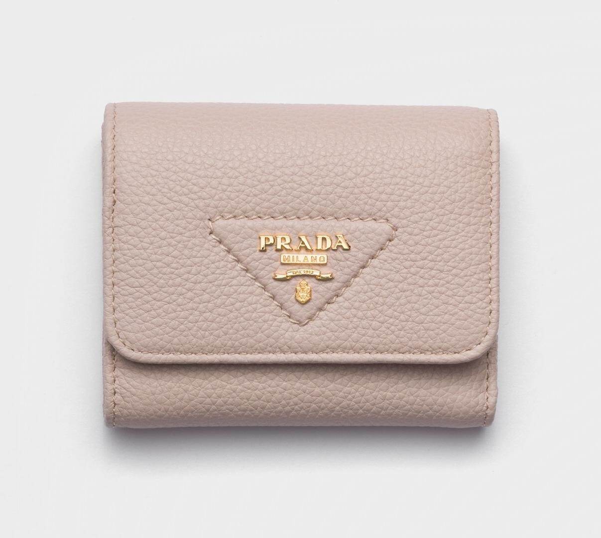 三つ折りウォレット 104,500円 ※予定価格
サイズ：高さ 8.5cm×幅 10cm