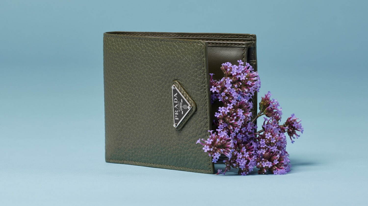 PRADA 二つ折り財布 レザー グリーン プラダ“開運”グリーンのメンズ財布、「サフィアーノ」レザーの二