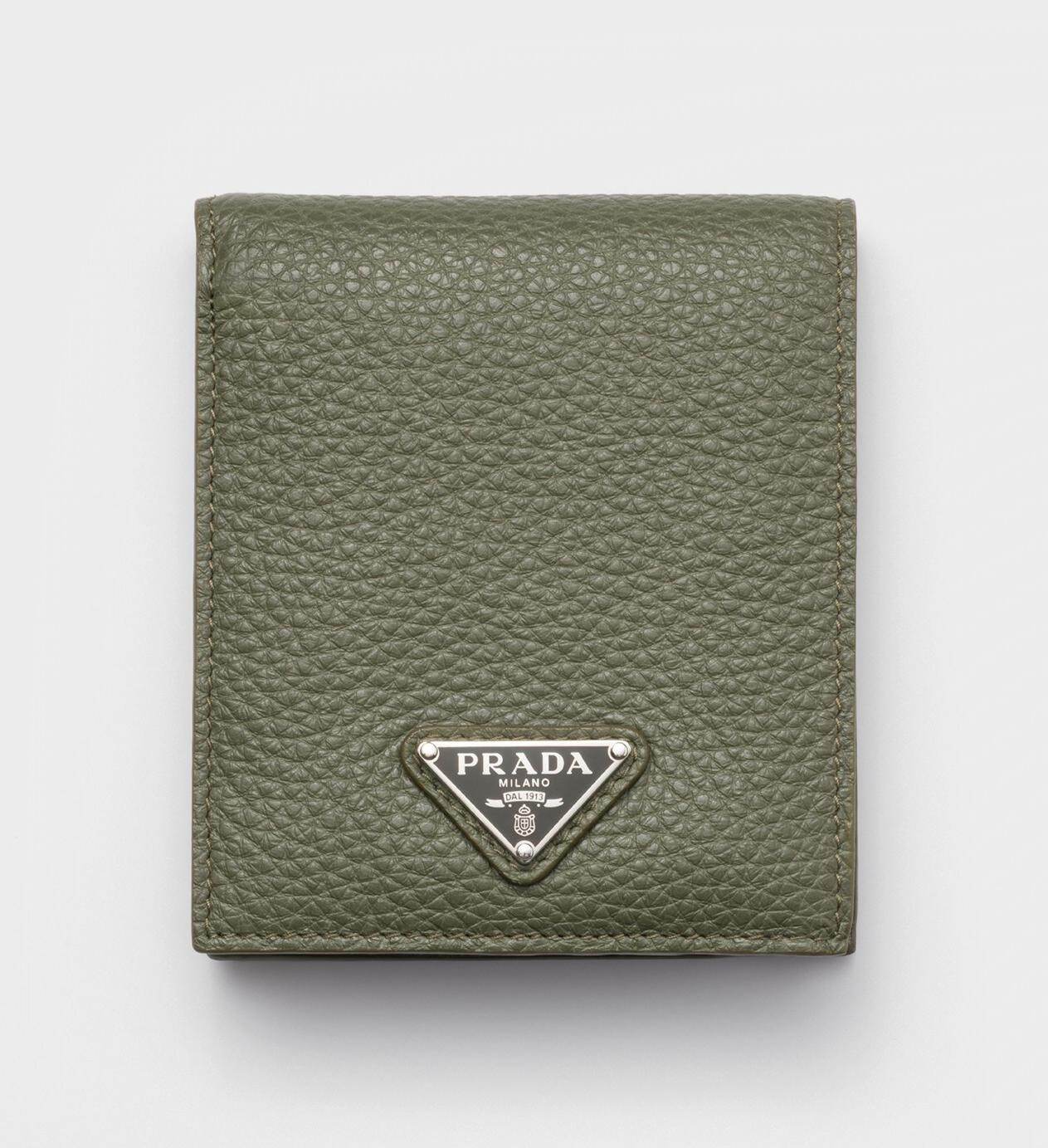 緑シャツニットキャップ革財布デニムパンツにPRADAプラダバッグ prada-bag-wallet-24-fw-5.jpg