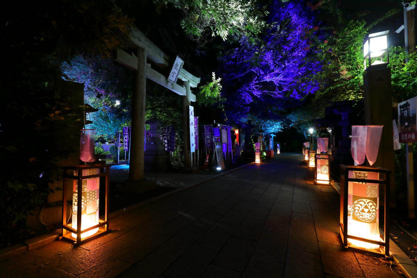 江の島で夏の夜間ライトアップ「江の島灯籠」輝く月＆浮世絵が彩る江島神社｜写真12