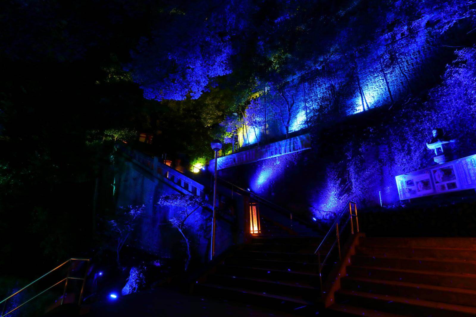 江の島で夏の夜間ライトアップ「江の島灯籠」輝く月＆浮世絵が彩る江島神社｜写真10