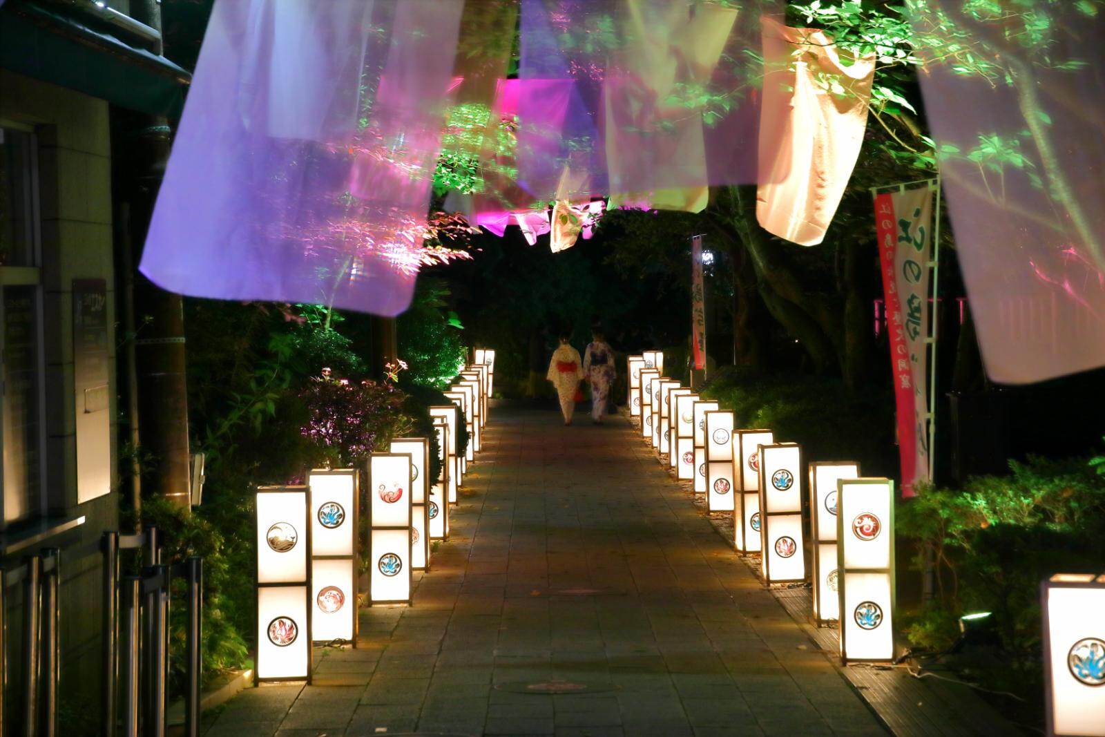 江の島で夏の夜間ライトアップ「江の島灯籠」輝く月＆浮世絵が彩る江島神社｜写真13
