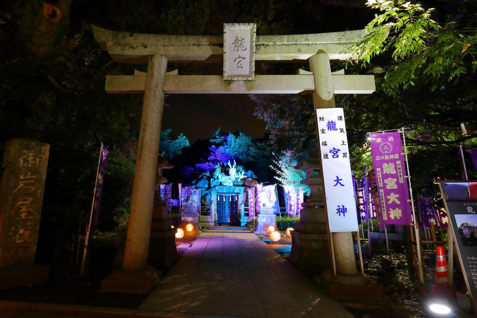 江の島で夏の夜間ライトアップ「江の島灯籠」輝く月＆浮世絵が彩る江島神社｜写真11