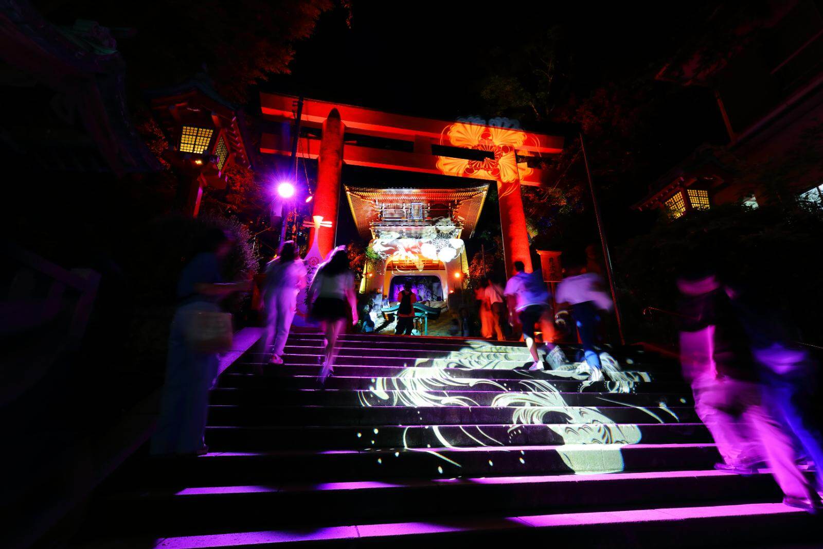 江の島で夏の夜間ライトアップ「江の島灯籠」輝く月＆浮世絵が彩る江島神社｜写真7
