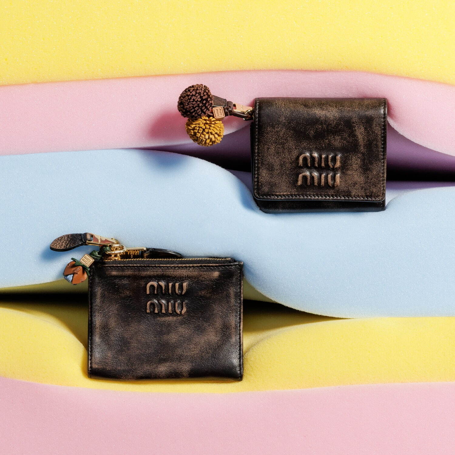 【MIU MIU】ミュウミュウ ショルダーストラップ付 財布 ミュウミュウ】レザーxコード ショルダーストラップ付 レザー