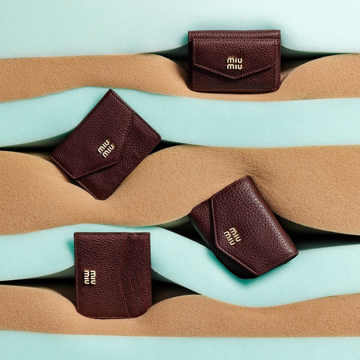 ミュウミュウ ショルダーストラップ付きラミネートレザーポーチ 国内未掲載商品☆MiuMiuショルダーストラップ付レザーミニポーチ