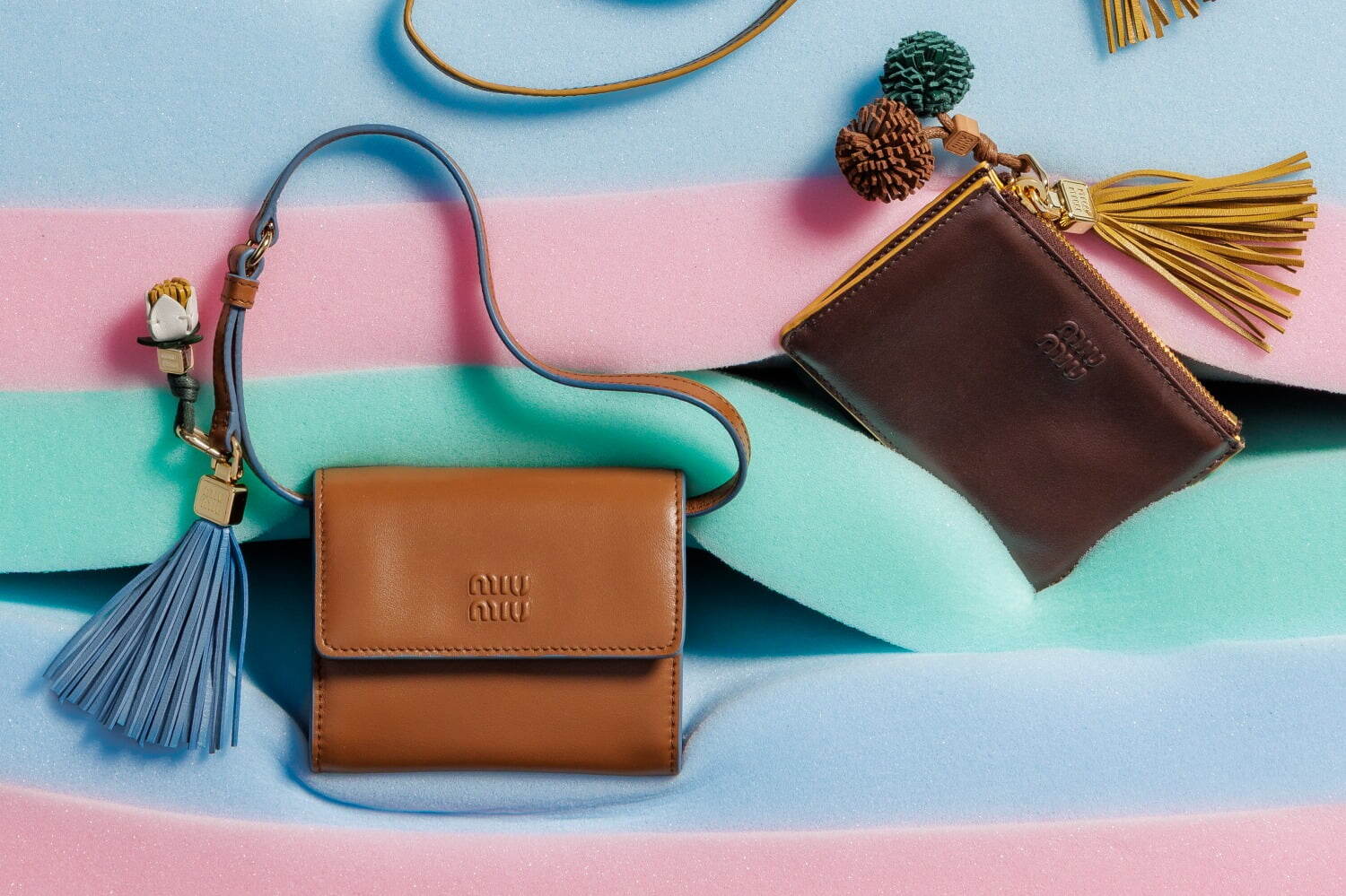 【MiuMiu】ナッパレザー ショルダーストラップ付 財布 ミュウミュウのレザーグッズ、ショルダーストラップ付き財布や