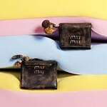 ミュウミュウのレザーグッズ、ショルダーストラップ付き財布やタッセルを飾ったカードケース｜写真6