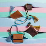 ミュウミュウのレザーグッズ、ショルダーストラップ付き財布やタッセルを飾ったカードケース｜写真3