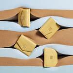 ミュウミュウのレザーグッズ、ショルダーストラップ付き財布やタッセルを飾ったカードケース｜写真2