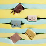 ミュウミュウのレザーグッズ、ショルダーストラップ付き財布やタッセルを飾ったカードケース｜写真12