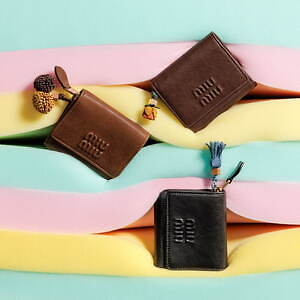 ミュウミュウ ショルダーストラップ付きラミネートレザーポーチ 国内未掲載商品☆MiuMiuショルダーストラップ付レザーミニポーチ