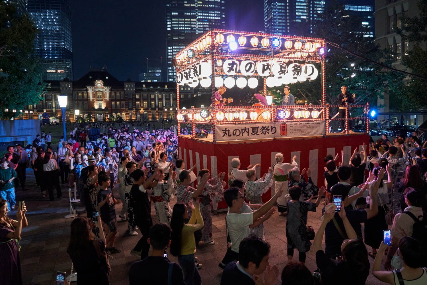 ライトアップ｜「大手町・丸の内・有楽町 夏祭り 2025」都心で“盆踊り＆縁日”、焼きそばなど屋台グルメも