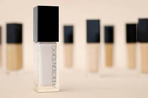 アディクション25年秋ベースメイク、内側から光がにじむ「白」のファンデ＆雪のようなルースパウダー