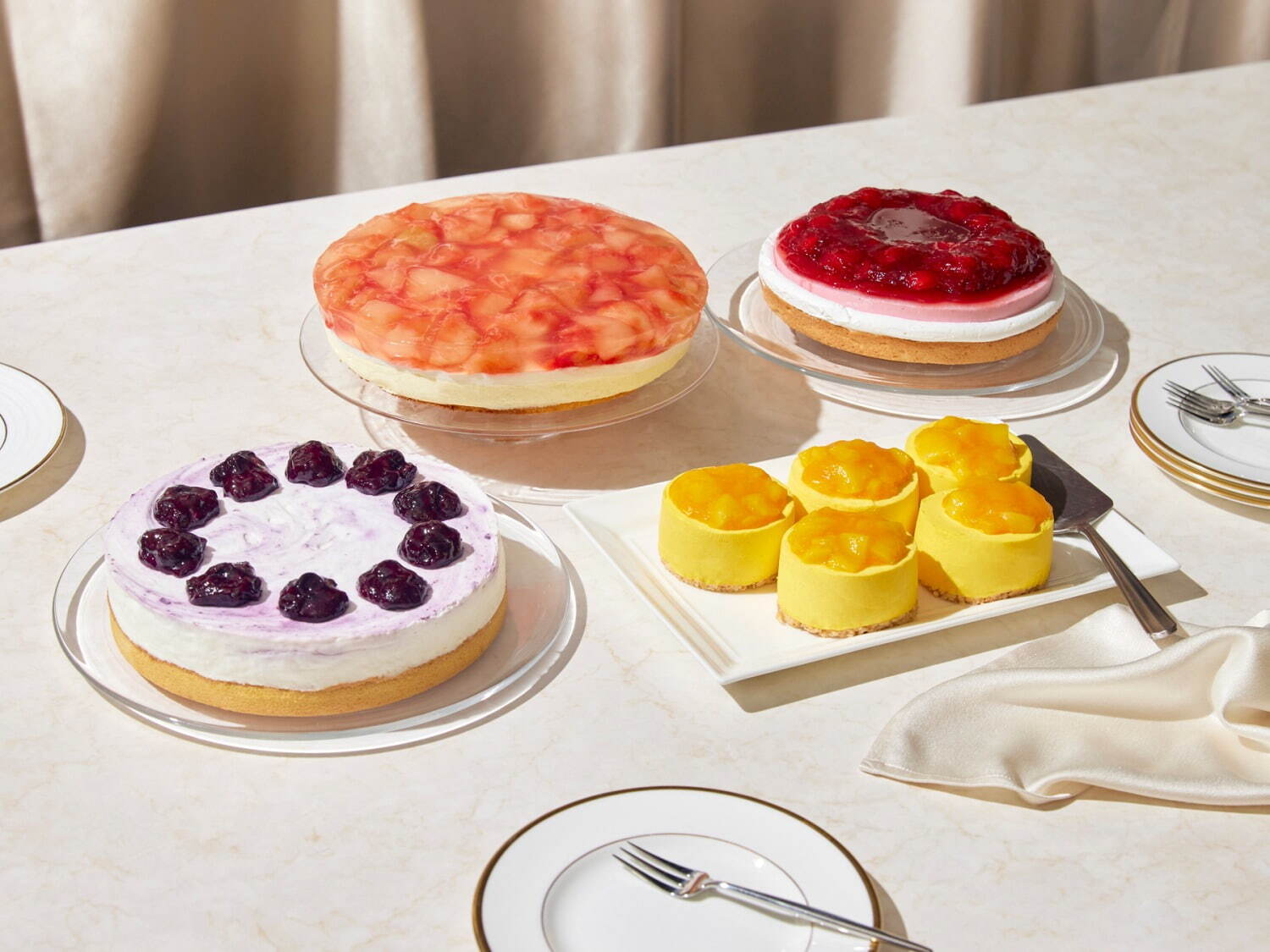 スターバックス夏スイーツ第3弾、“ゴロゴロ”桃とろけるミルクケーキ＆ブルーベリードーナツ｜写真1