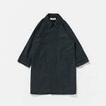 ポリプロイド、ヘリンボーンツイードのステンカラーコート＆“トレンチコート風”ロングジレなど｜写真4