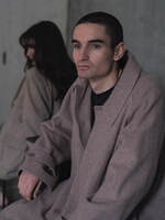 ポリプロイド、ヘリンボーンツイードのステンカラーコート＆“トレンチコート風”ロングジレなど｜写真69