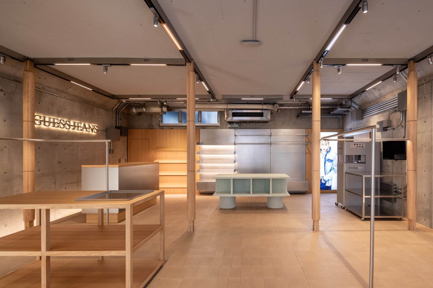 GUESS JEANS“アジア本土初”旗艦店が東京・表参道に、M A S Uコラボデニムなど限定販売｜写真3