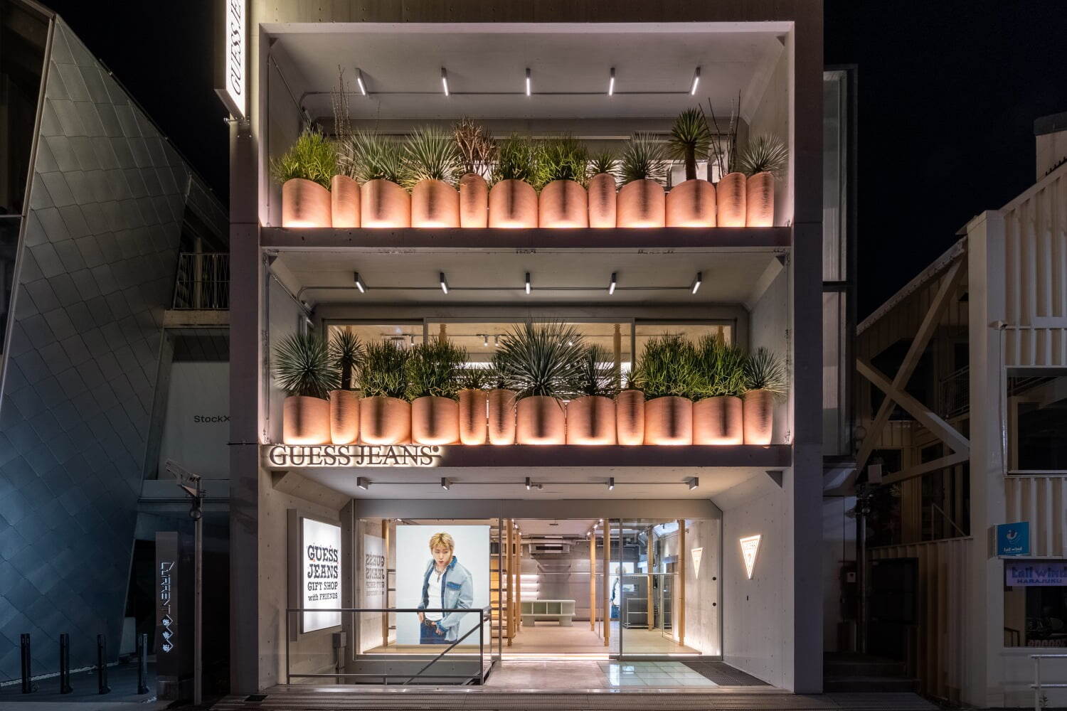 渋谷｜GUESS JEANS“アジア本土初”旗艦店が東京・表参道に、M A S Uコラボデニムなど限定販売