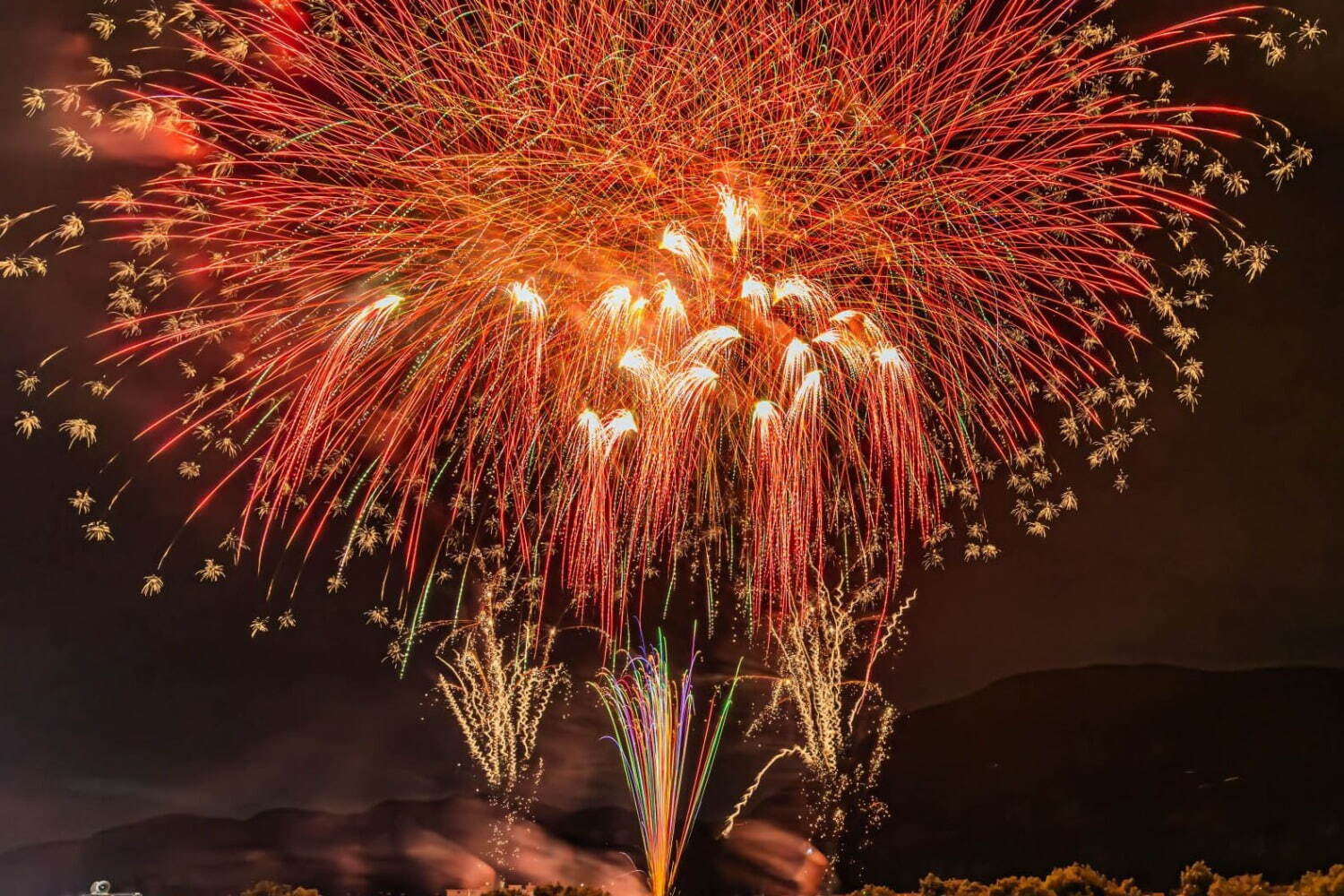 花火｜「安倍川花火大会 2025」静岡・安倍川河川敷で開催、県内最大級の花火＆ドローンショー